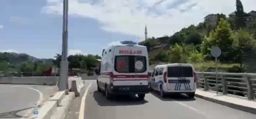 Lastiği çıkan otomobil beton bariyere çarparak durabildi
