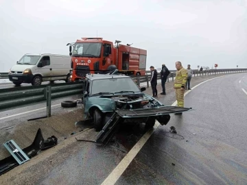 Lastiği patladı bariyerlere çarparak durabildi:2 yaralı
