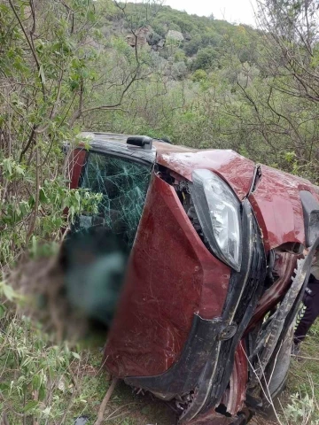 Lastiği patlayan araç takla atıp şarampole devrildi: 1 ölü, biri bebek 2 kişi yaralı
