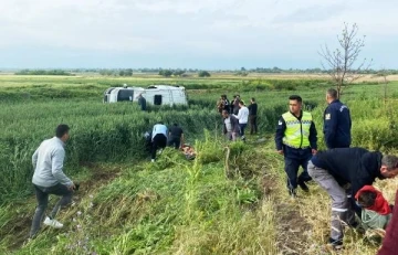 Lastiği patlayan servis minibüsü takla attı; 8 yaralı