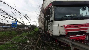 Lastiği patlayan tır emniyet şeridindeki otomobile çarptı
