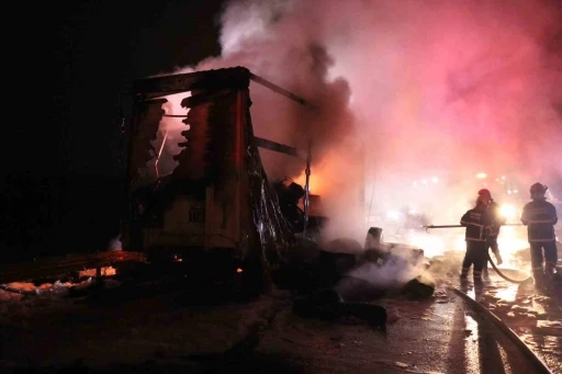 Lastik yüklü yarım römork alev topuna döndü