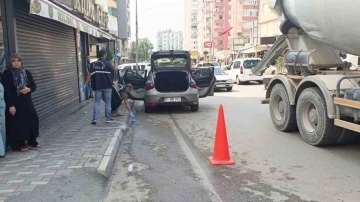 Lastikçiye silahlı saldırı sırasında aracıyla yoldan geçerken vurulan kadın hayatını kaybetti