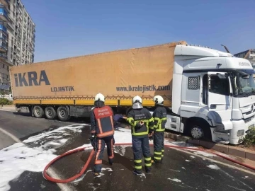 Lastiklerine ateş edilerek durdurulan tırda 11 kilo esrar çıktı
