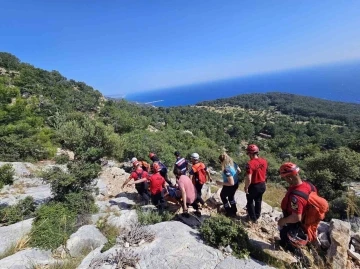 Likya yolunda düşen yaşlı turist kurtarıldı
