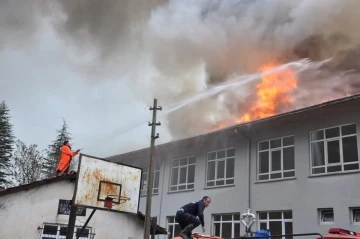 Lisenin çatı katında çıkan yangın ekipler tarafından söndürüldü