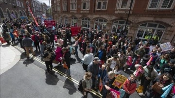 Londra'da binlerce öğretmen maaş artışı talebiyle Başbakanlığa yürüdü