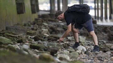 Londra'da Thames Nehri yatağındaki çamurdan antika toplama geleneği: "Mudlarking"