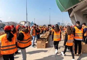 LÖSEV’den Bursa’da yüzlerce mutluluk kolisi