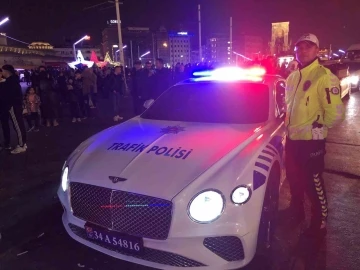 Lüks polis aracı Taksim’de yeni yıl mesaisinde