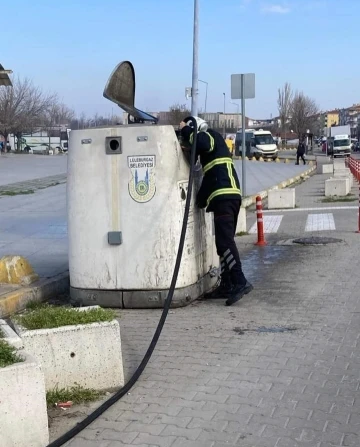 Lüleburgaz’da çöp konteynerinde çıkan yangını itfaiye söndürdü
