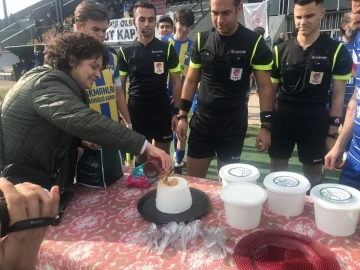 Maça çıkan takımlara ballı manda yoğurdu yedirdiler
