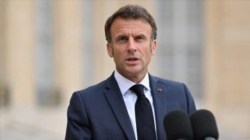 Macron, abaya yasağının kimseyi "etiketlemek" için olmadığını savundu