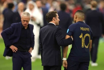 Emmanuel Macron, Kylian Mbappe'yi teselli etti