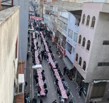 Mahalle gençleri bin kişilik iftar verdi