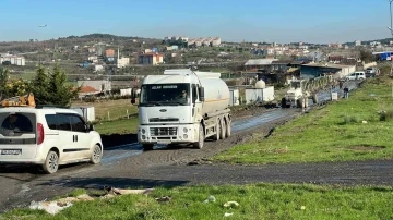 Mahalle sakinleri isyan etti, kamyonu durdurup yolu trafiğe kapattı
