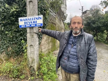 Mahallenin devamını tabelayla gösteriyor
