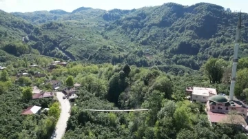 Mahallenin ihtiyaçları için inşa edilen asma köprü vatandaşların ilgi odağı oldu
