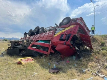 Makine yüklü kamyon devrildi, sürücüsü yaralandı
