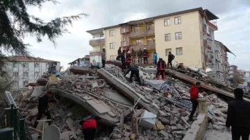 Malatya’da 4 katlı ağır hasarlı bina çöktü
