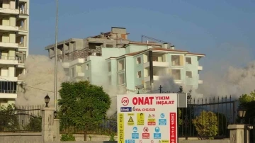 Malatya’da ağır hasarlı binaların patlayıcı ile yıkımları sürüyor
