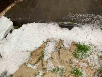 Malatya’da ceviz büyüklüğünde dolu yağdı
