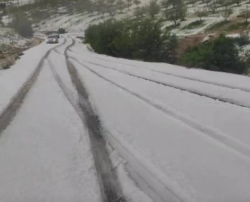 Malatya’da dolu yolları kapattı, çok sayıda araç yolda kaldı
