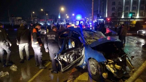 Malatya’da feci kaza... Kavşakta çarpışan 2 araç hurdaya döndü: 4 yaralı
