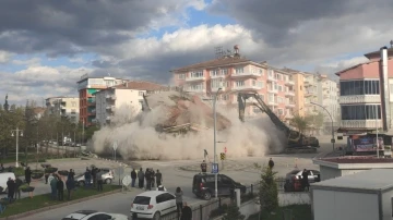 Malatya’da hasarlı binaların yıkımı sürüyor
