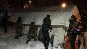 Malatya’da mehmetçik çadır kuruyor