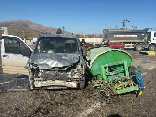 Malatya’da traktör ile hafif ticari araç çarpıştı: 1 yaralı
