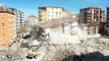 Malatya'da ağır hasarlı binalar kontrollü yıkılıyor