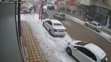 Malatya'da depremde bir binanın yıkılma anı güvenlik kamerasında