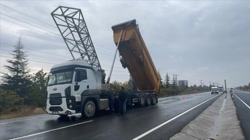 Malatya'da dorsesi açık kalan kamyon trafik bilgilendirme panosunu yerinden söktü