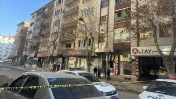 Malatya'da yıkılma tehlikesi bulunan bina nedeniyle cadde trafiğe kapatıldı