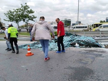 Maltepe’de kamyonet yan yattı, camlar yola savruldu
