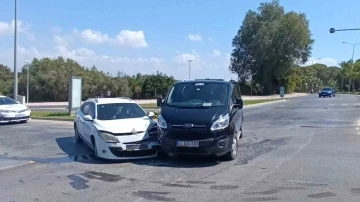 Manavgat’ta tur minibüsü ile otomobil çarpıştı, şans eseri yaralanan olmadı
