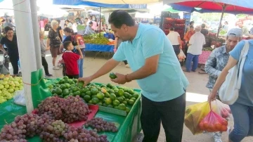 Mandalina Muğla’daki semt pazarındaki tezgahlarda yerini aldı
