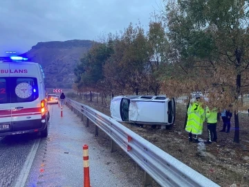 Manisa’da bariyerlere çarpan araç yan yattı: 1 yaralı
