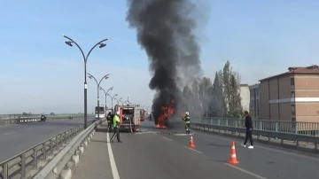 Manisa’da hareket halindeki kamyonet alev topuna döndü
