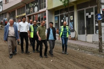 Manisa’da sağanak yağış sele neden oldu, ev ve iş yerlerini su bastı
