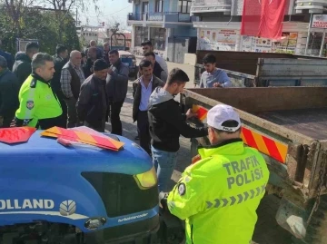 Manisa’da traktörlere reflektör ve tepe lambası takıldı
