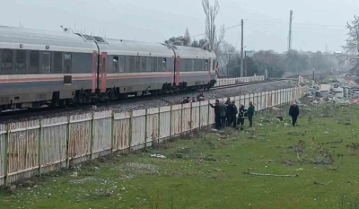 Manisa’da trenin çarptığı genç adam ağır yaralandı
