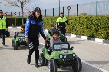 Manisa’daki depremzede çocuklar trafik kurallarını eğlenerek öğrendi
