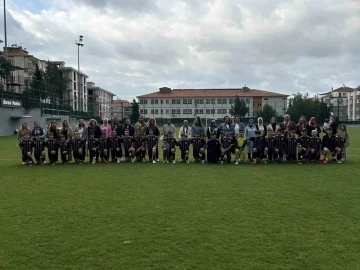 Manisa FK sporcuları seremoniye anneleriyle çıktı
