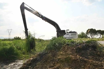 Manisa merkezdeki 2 mahalleden geçen kurutma kanalı temizleniyor
