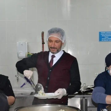 Manisa Milli Eğitim Müdürü yatılı öğrencilere yemek dağıttı
