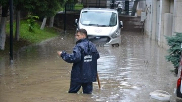 Manisa'da sağanak su baskınlarına yol açtı