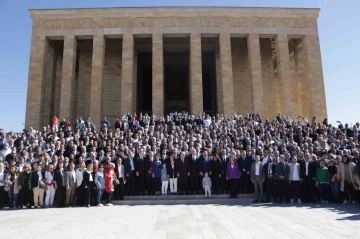 Mansur Yavaş ile 16 ilçe belediye başkanı Anıtkabir’i ziyaret etti
