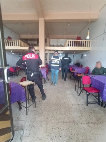 Mardin’de polis ekipleri tarafından okul çevreleri ve servis araçları denetlendi
